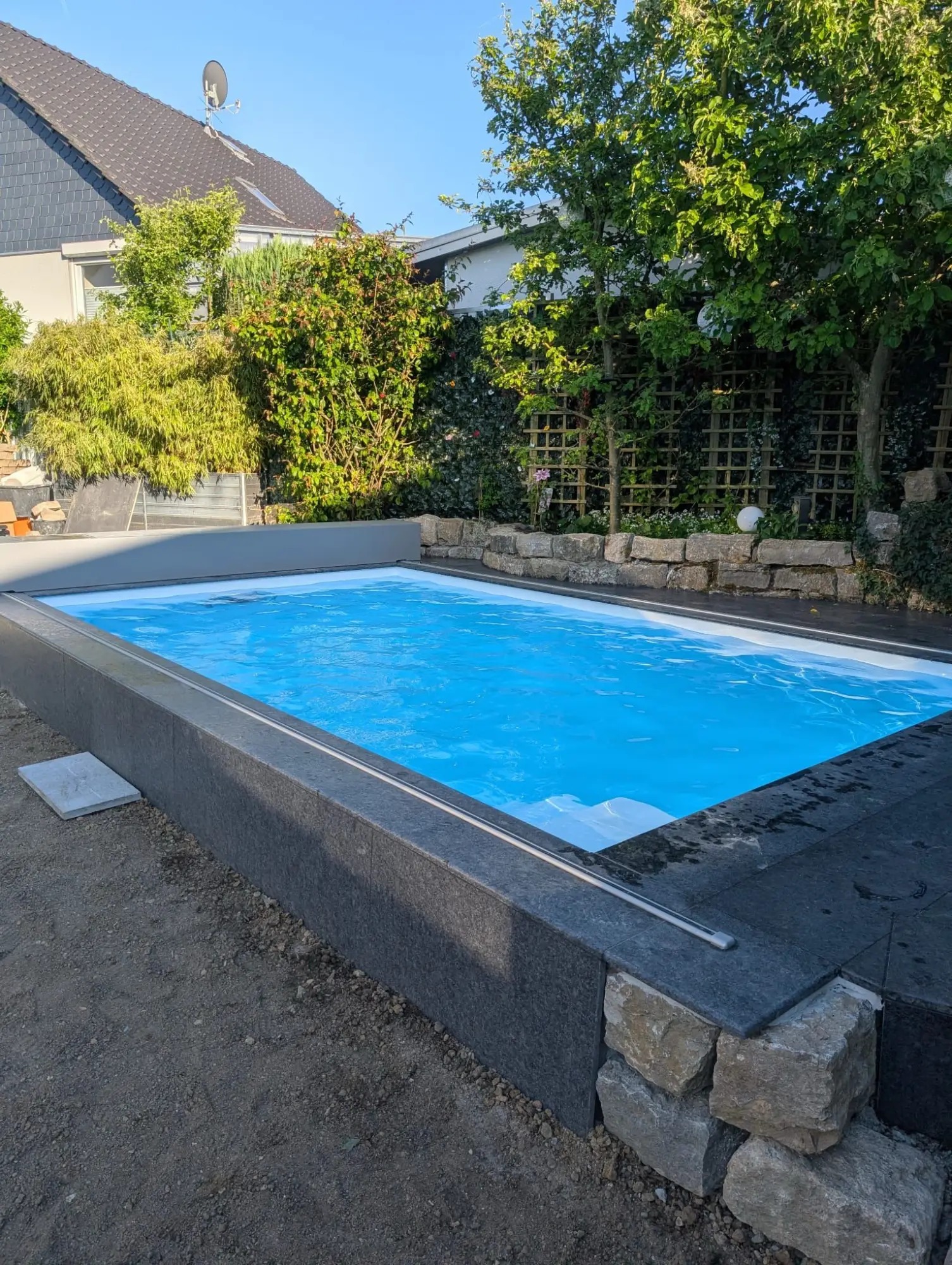 Pool fertiggestellt — Idstein, heute